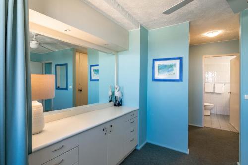 ムールーラバにある84 The Spit Holiday Apartmentsのバスルーム(大きな鏡、シンク付)