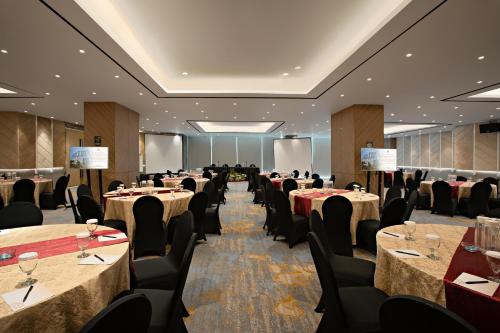 a large banquet hall with tables and chairs at Grand Orchardz Hotel Kemayoran Jakarta in Jakarta