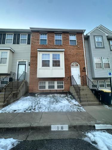 una casa de ladrillo con nieve delante en Comfortable, Convenient Room near DC, en Hillcrest Heights