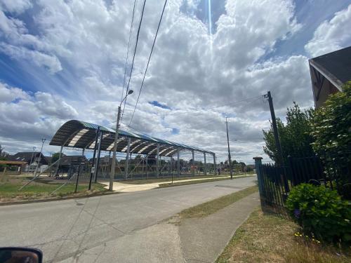 a building on the side of a road at Departamento equipado en sector residencial in Osorno