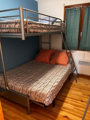 une chambre avec deux lits superposés dans une pièce dans l'établissement Appartement A La Montagne, à Palau-de-Cerdagne