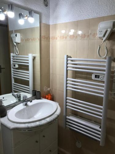 une salle de bain avec un lavabo et un miroir dans l'établissement Appartement A La Montagne, à Palau-de-Cerdagne