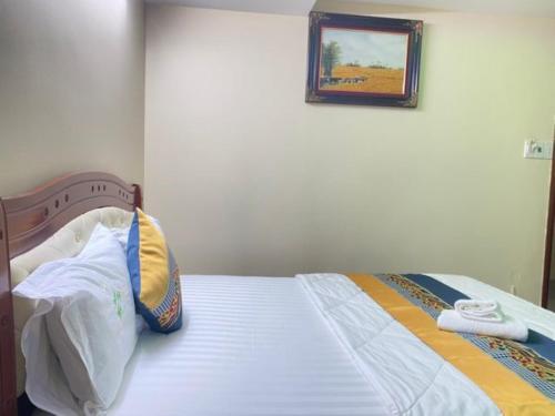 Postel nebo postele na pokoji v ubytování Mỹ Tân Hotel HCM