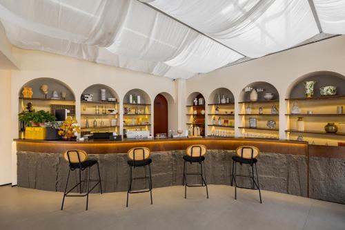 Lounge nebo bar v ubytování 山海行旅三梦季汤池海景酒店