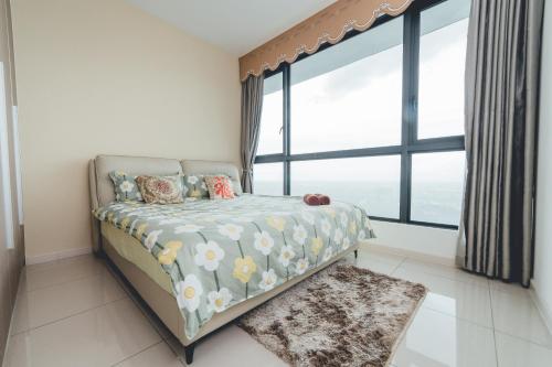 una camera da letto con un letto e una grande finestra di Macrolink Meadow Stay 2BR 4pax by Our Stay a Johor Bahru