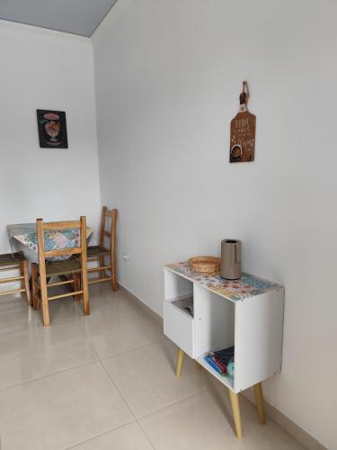 a dining room with a table and a chair at Apartamento kit aconchegante 3 in Matinhos