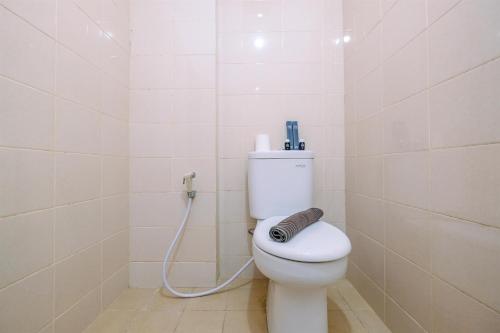 Un baño de Combined 2BR with Study Room Titanium Square Apartment By Travelio