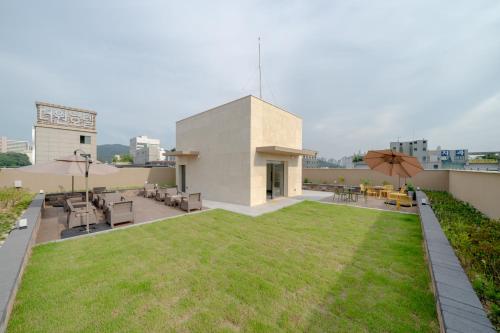a patio on the roof of a building at H avenue Incheon Seogu in Incheon