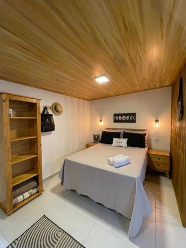 Ένα ή περισσότερα κρεβάτια σε δωμάτιο στο Shangri La Casas e Studios