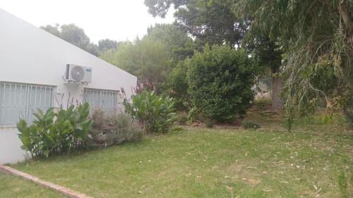 Jardín al aire libre en Casa Las Dunas- 6 cuadras del mar