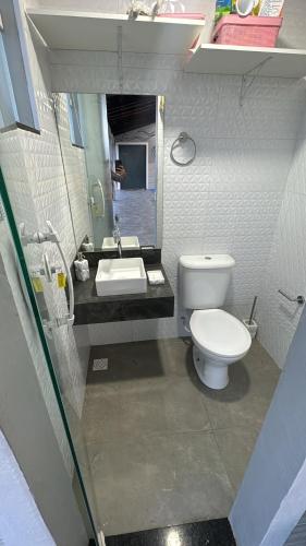 Ένα μπάνιο στο Casa com Piscina,Area gourmet,3 quartos,espaço Kids