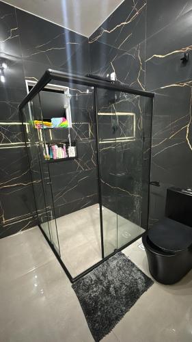 Ένα μπάνιο στο Casa com Piscina,Area gourmet,3 quartos,espaço Kids