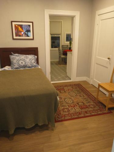 a bedroom with a bed and a living room at Comfortable 3 Bedroom Apartment 30 Minutes to New York in Pfister Helistop