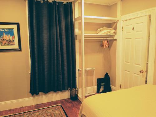 a bedroom with a bed and a black curtain at Comfortable 3 Bedroom Apartment 30 Minutes to New York in Pfister Helistop