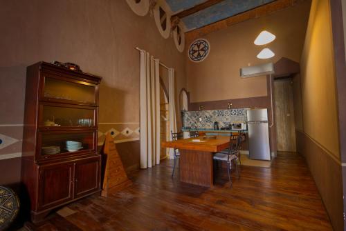 a kitchen with a wooden table and a counter top at DOMUS AMABILIS - ESPAI GAETA in Sagunto