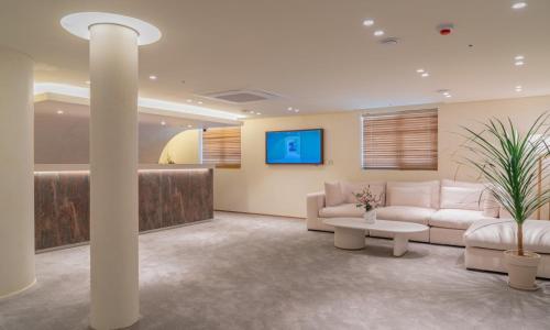 a waiting room with a couch and a table at Jamsil Orosie Tourist Hotel in Seoul