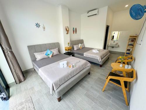 a bedroom with two beds and a couch at Dứa Homestay in Cu Lao Thu
