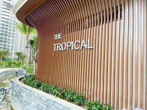 a building with the topolani sign on a wall at Y Vi Vinhomes Grand Park in Long Bình