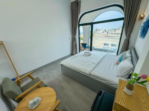 a hotel room with a bed and a window at Dứa Homestay in Cu Lao Thu