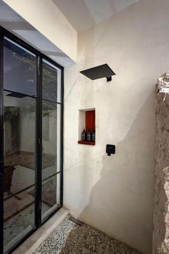 a white wall with a window and a vent at Casa Laurel 1 in Mérida