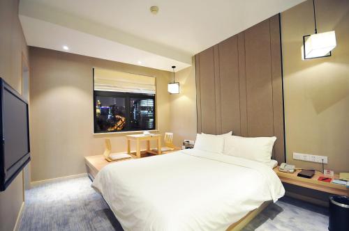 Postel nebo postele na pokoji v ubytování Gubei Garden Hotel Shanghai Hongqiao