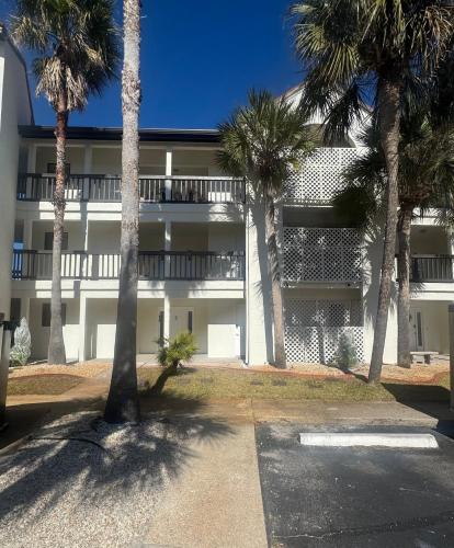 ナバーにあるSunset Harbor Palms 1-108のヤシの木が目の前に広がるアパートメント