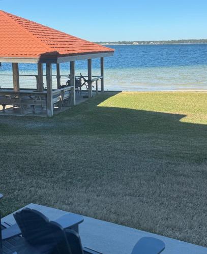 ナバーにあるSunset Harbor Palms 1-108の水辺の浜辺のピクニックシェルター