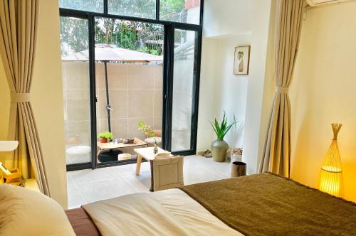 上海市にある禅茶庭院两居室2-Bedroom Apart ment With Gardenのベッドと大きな窓のある寝室