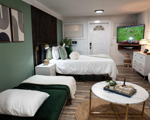 a hotel room with two beds and a tv at Luxury 5-BR House, Tampa Downtown with Cottage in Tampa