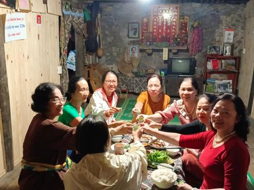 Επισκέπτες που μένουν στο Quang Thuận Bản Giốc Homestay