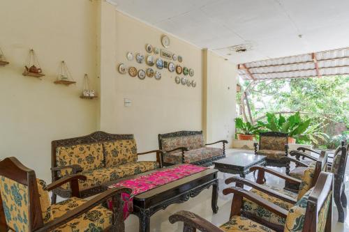 a room with chairs and tables and plates on the wall at Urbanview Hotel Cendrawasih Lahat By RedDoorz in Muaraenim