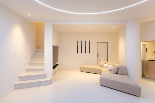 镰仓市Attention Studio Villa镰仓高校前 -KA0046的带沙发和楼梯的客厅