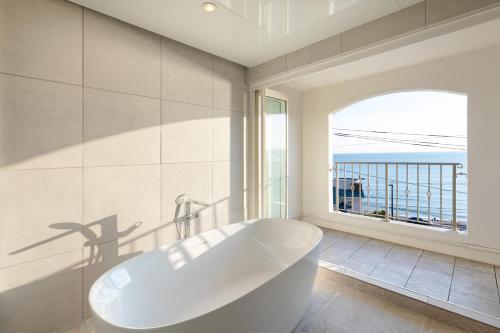 镰仓市Attention Studio Villa镰仓高校前 -KA0046的带窗户的浴室里的白色浴缸