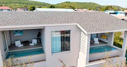 Arthit House Resort Kohlarnの敷地内または近くにあるプール
