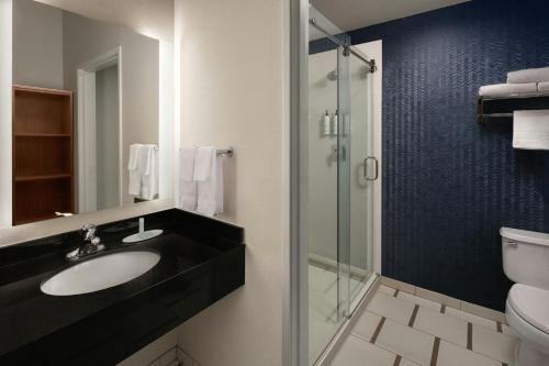 Koupelna v ubytování Fairfield Inn & Suites Portland South/Lake Oswego
