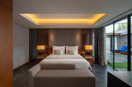 Postel nebo postele na pokoji v ubytování Anantara Uluwatu Bali Resort