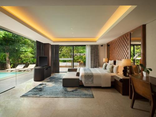 Postel nebo postele na pokoji v ubytování Anantara Uluwatu Bali Resort