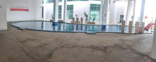 バヤンレパスにある3 Bedroom Apartment YuCasa Sg Nibong Penangの建物の真ん中にあるプール