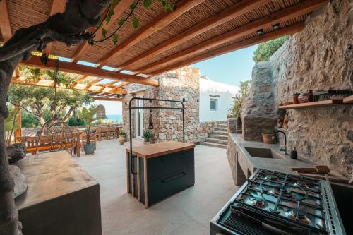Nomade Villa 4BR over Psarou beach