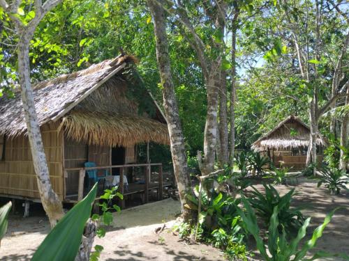 a small hut in the middle of a forest at Yenaduak Guest House in Dokkor