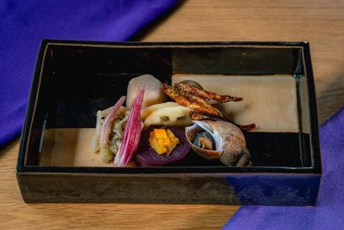 a black box filled with different types of food at 湯の里いけもり別館 天座 in Himi