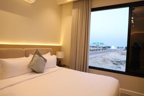 Una cama o camas en una habitación de اجنحة وست الفندقية - West Suites Hotel