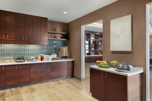 Kuchyň nebo kuchyňský kout v ubytování Residence Inn by Marriott Milwaukee Brookfield at Poplar Creek