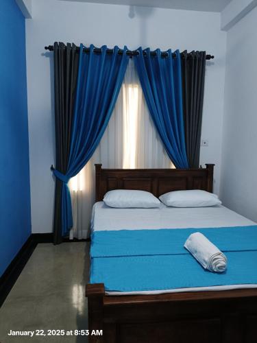 Ein Bett oder Betten in einem Zimmer der Unterkunft Thangamani Guest