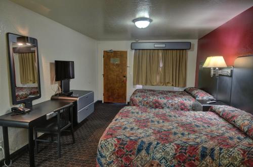 Habitación de hotel con cama y escritorio en Driftwood, en Santa Clara