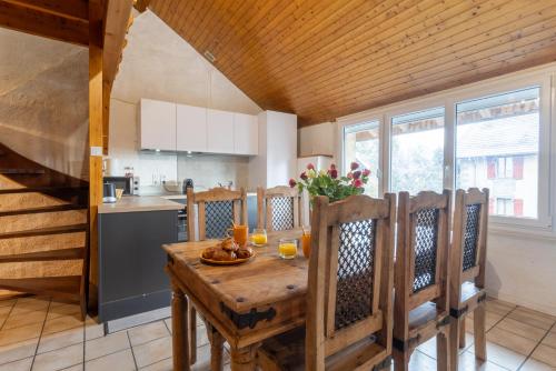 - une cuisine avec une table en bois et un bol de fruits dans l'établissement Le Refuge proche de Genève, à Viry