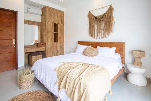 Postel nebo postele na pokoji v ubytování Canggu City Center and Popular place near by Walk! 2BDR Villa with Private Pool in CANGGU