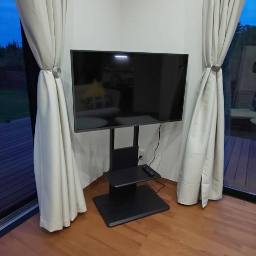 Una televisión o centro de entretenimiento en Enraku Villa