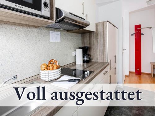 Kuchyň nebo kuchyňský kout v ubytování Ferienhaus Petra - Großzügige Ferienwohnungen in bester Bodenseelage l 1 Minute zum Bodensee l 7 Ferienwohnungen l Vollausgestattete Küchen l Gratis-WLAN l Gratis Parkplätze l Mitten auf der Mettnau