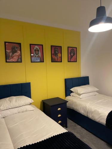Postel nebo postele na pokoji v ubytování Serenity House, FREE parking, sleeps 6, plus Free stay for 2 children on sofa beds, near the beach restaurant and city centre, guests recommend it